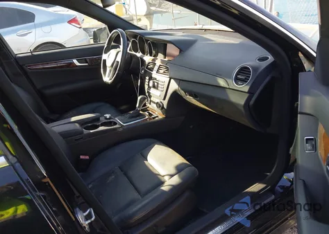 2012 Mercedes-Benz C 250 Sport z USA, uszkodzony, nr VIN WDDGF4HB7CR210806